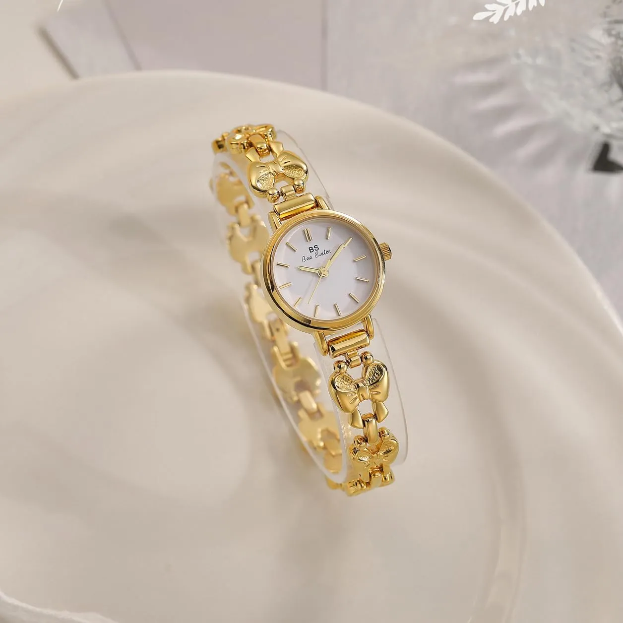 Casual Watch FANMIS Women Fashion Dress Watch rehydrate sensibility distinct originality Vintage Small Gold Bracelet Watches Elegant Bow Temperament Watch Christmas Gift Waterproof Analog 