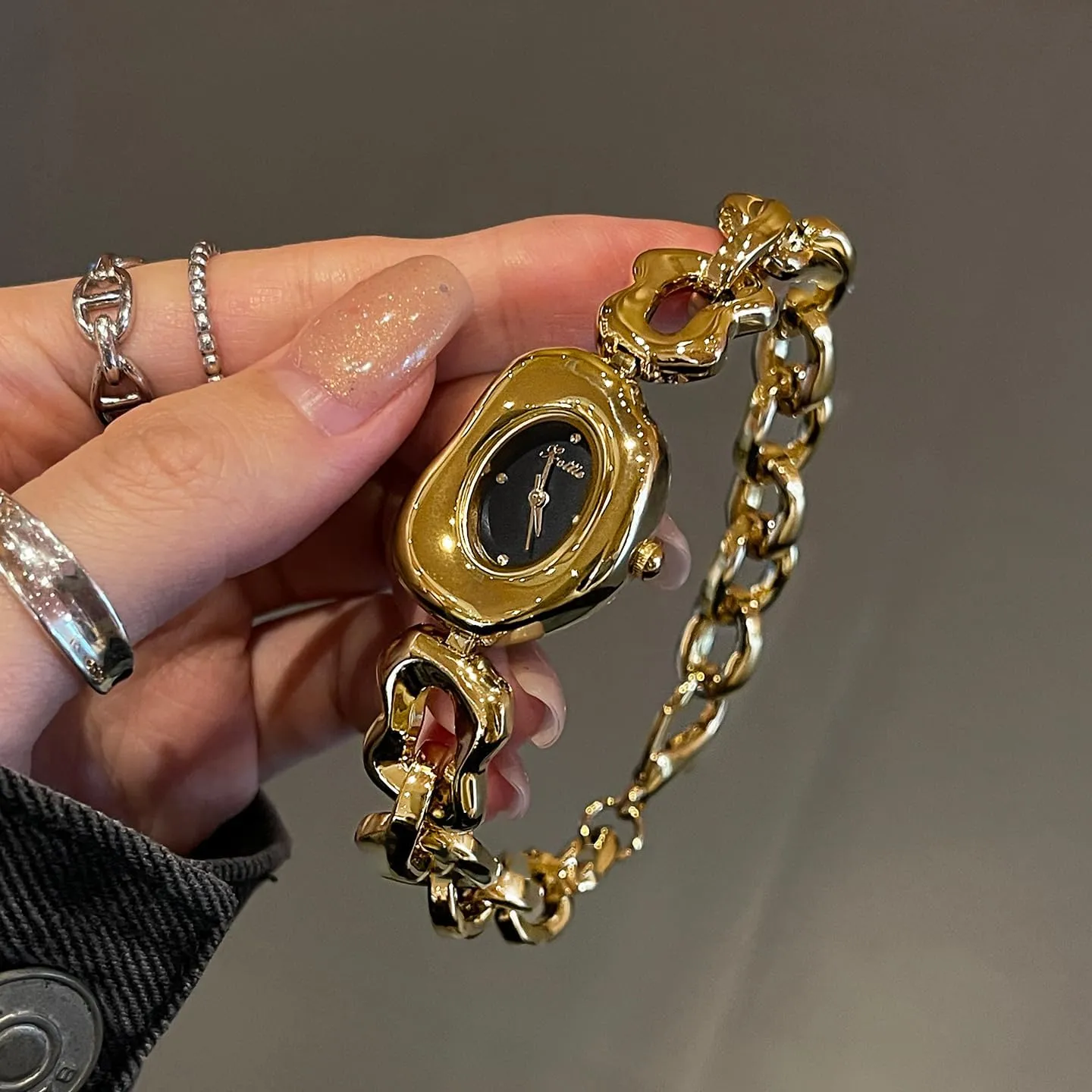 for Her Vintage Gold Ladies communal Quartz Watch with Irregular Dial & Chain Design Unique Women's Bracelet Watches Elegant Dress Waterproof Wristwatch Gift 