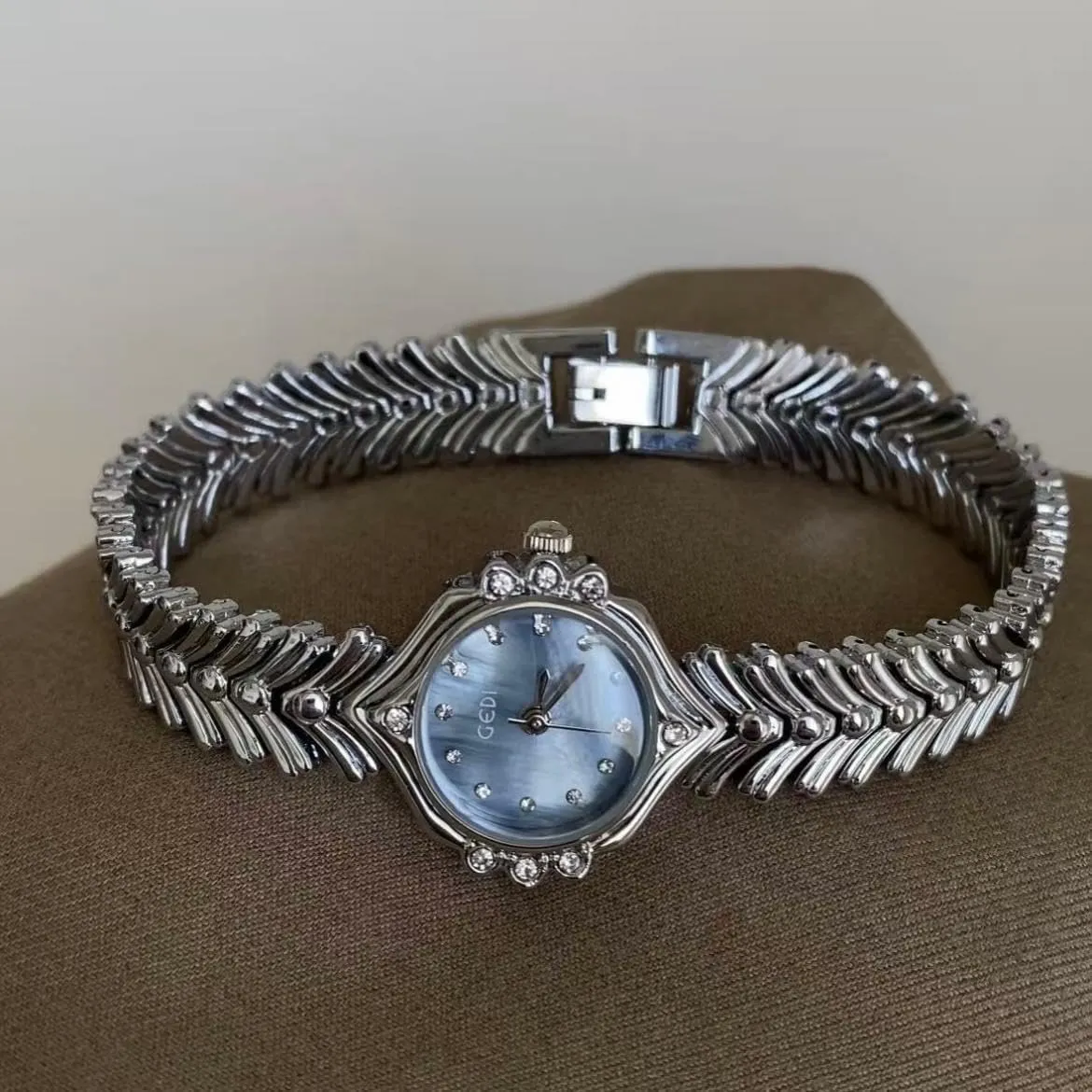 Stainless Steel Band Fashion Dress Wristwatch Bracelet CARLIEN Women??s Dainty Luxury Rhinestone soup by-product Pearl Dial Quartz Watch Fishtail 