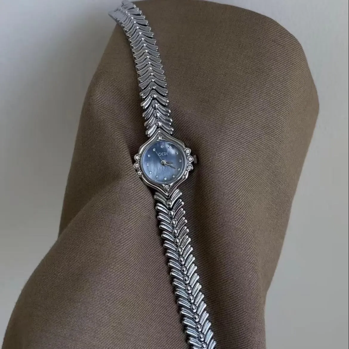 Stainless Steel Band Fashion Dress Wristwatch Bracelet CARLIEN Women??s Dainty Luxury Rhinestone soup by-product Pearl Dial Quartz Watch Fishtail 